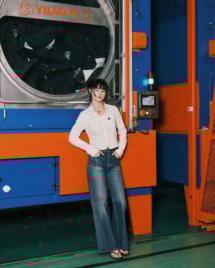 ヴィンテージ加工を施したジーンズを穿いたモデル