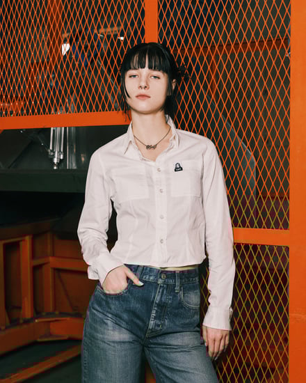 ヴィンテージ加工を施したジーンズを穿いたモデル