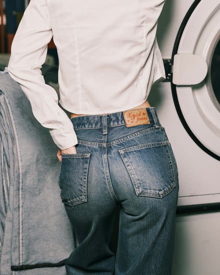 ヴィンテージ加工を施したジーンズを穿いたモデル