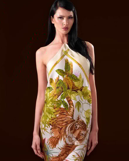 「The Art of Silk」新作コレクションのスカーフ　着用画像