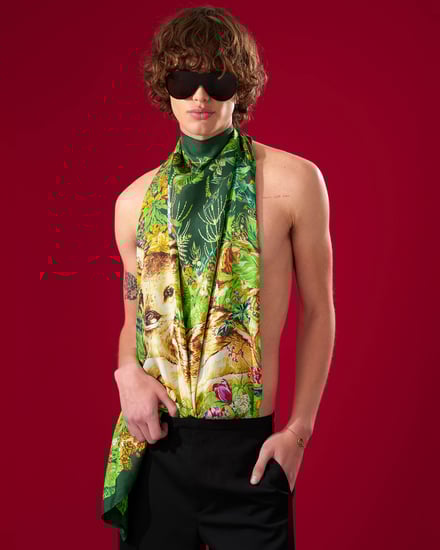 「The Art of Silk」新作コレクションのスカーフ　着用画像