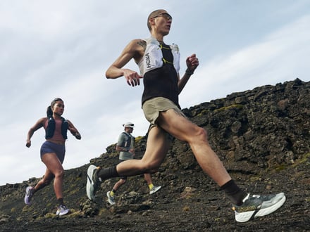 山を走るモデル