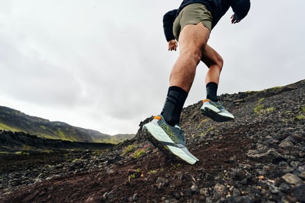 山を走るモデル