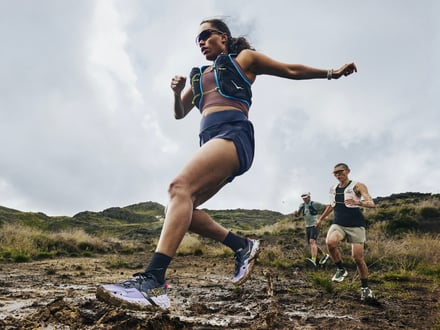 山を走るモデル