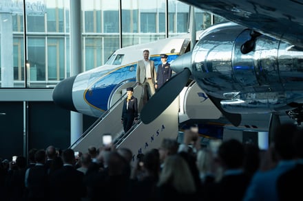 ルフトハンザの新制服着用画像