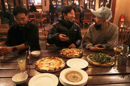 旅サークル「MIDNIGHT PIZZA CLUB 」のメンバー、仲野太賀、上出遼平、阿部裕介