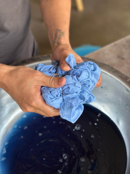 フィーニーとアイロス・ダイイングのコラボTシャツ