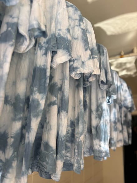 フィーニーとアイロス・ダイイングのコラボTシャツ