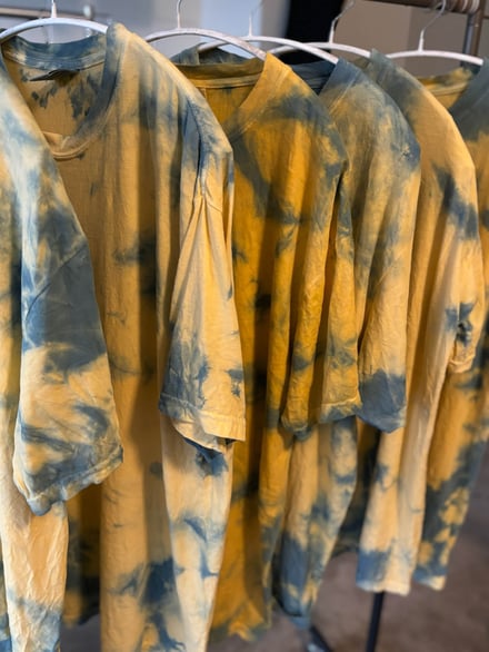 フィーニーとアイロス・ダイイングのコラボTシャツ