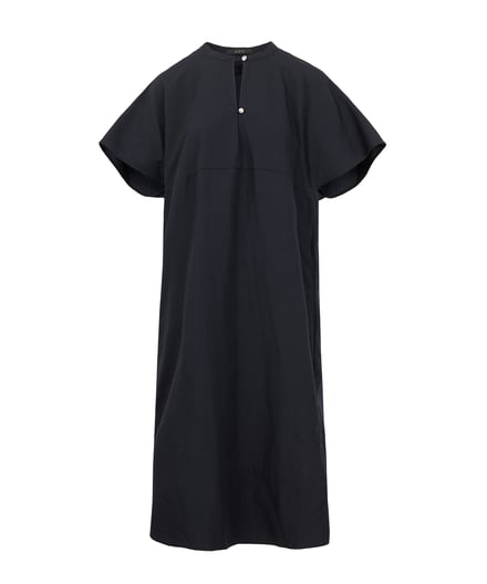 タトラスの2026年春夏カプセルコレクション「リゾートコレクション」のワンピース