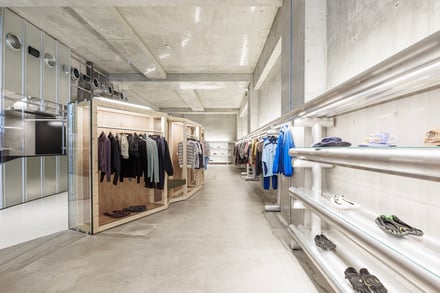 「ワークスアウト」が日本初の旗艦店をオープン