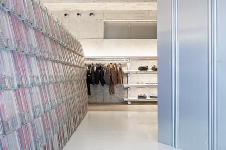 「ワークスアウト」が日本初の旗艦店をオープン