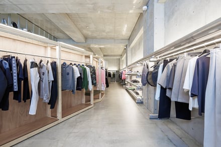 「ワークスアウト」が日本初の旗艦店をオープン