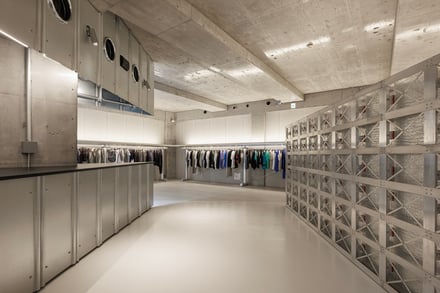 「ワークスアウト」が日本初の旗艦店をオープン