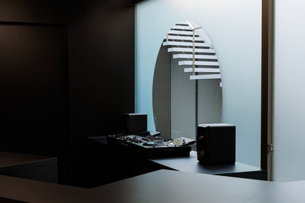 「ワークスアウト」が日本初の旗艦店をオープン