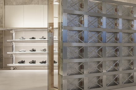 「ワークスアウト」が日本初の旗艦店をオープン