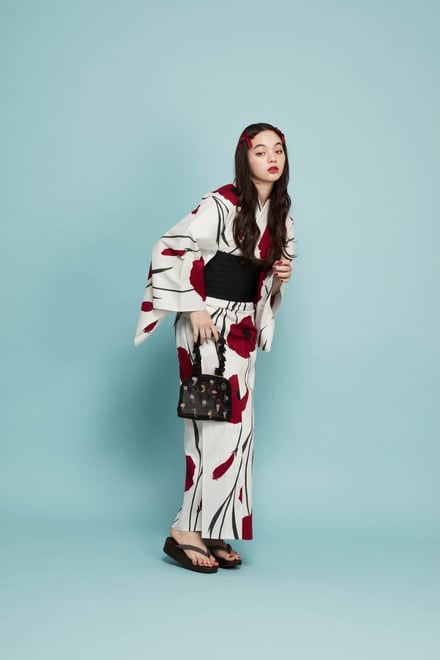 浴衣を着た女性