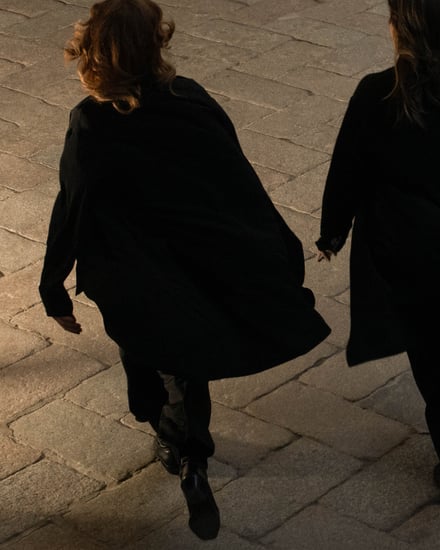 ワイズが製作した、イソップのミラノサローネ展示スタッフのユニフォーム　着用画像