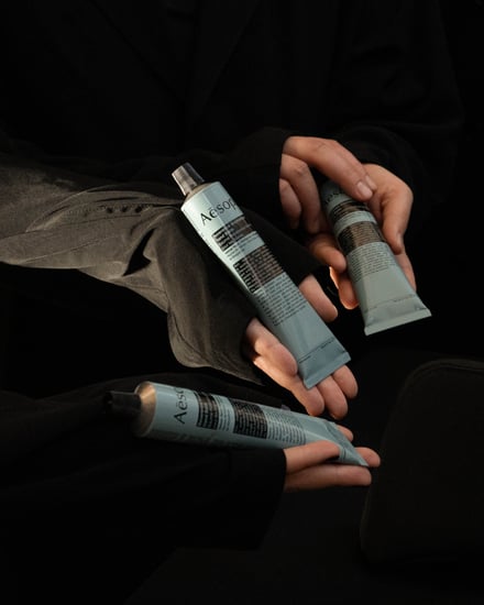 ワイズが製作した、イソップのミラノサローネ展示スタッフのユニフォーム　着用画像