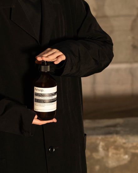 ワイズが製作した、イソップのミラノサローネ展示スタッフのユニフォーム　着用画像