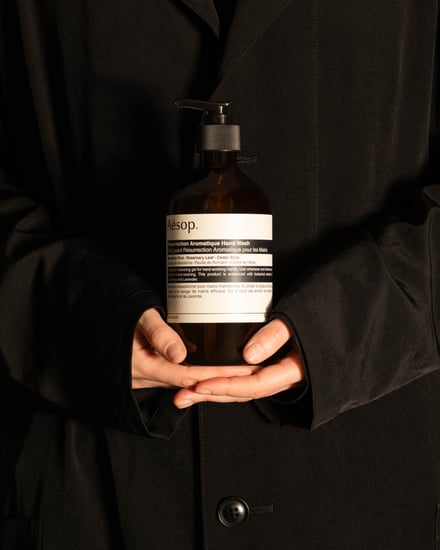 ワイズが製作した、イソップのミラノサローネ展示スタッフのユニフォーム　着用画像