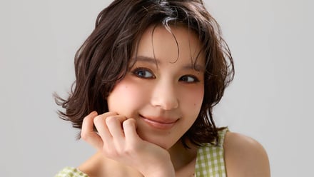 微笑む女性モデル