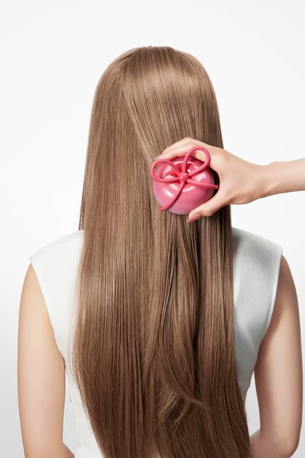 ヘアブラシ使用シーン