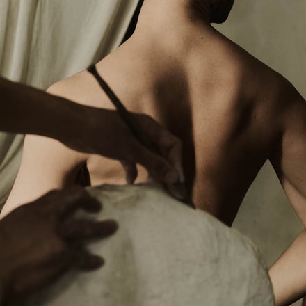 女性の背中