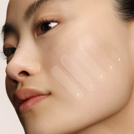 ファンデーションを塗った女性モデル