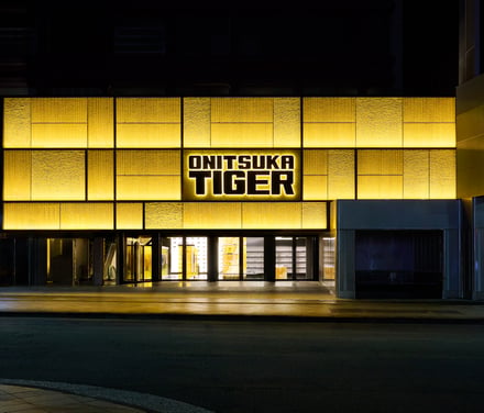 Onitsuka Tiger 新宿の外観や内観画像