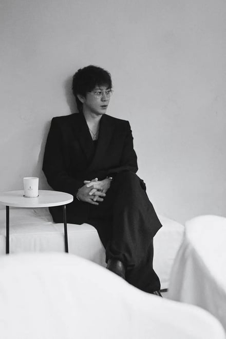 椅子に座る男性のポートレート