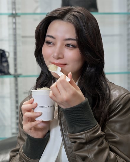 東京・芝大門の日本料理の名店「くろぎ」とのコラボかき氷を楽しむ池田エライザ