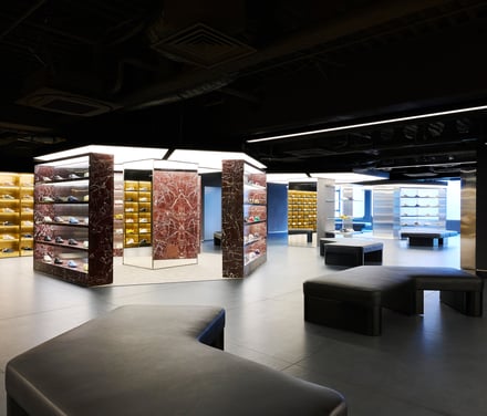 Onitsuka Tiger 新宿の外観や内観画像