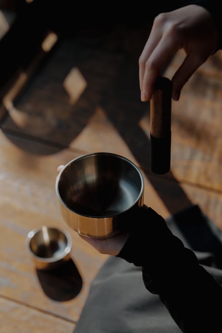 両⾜院