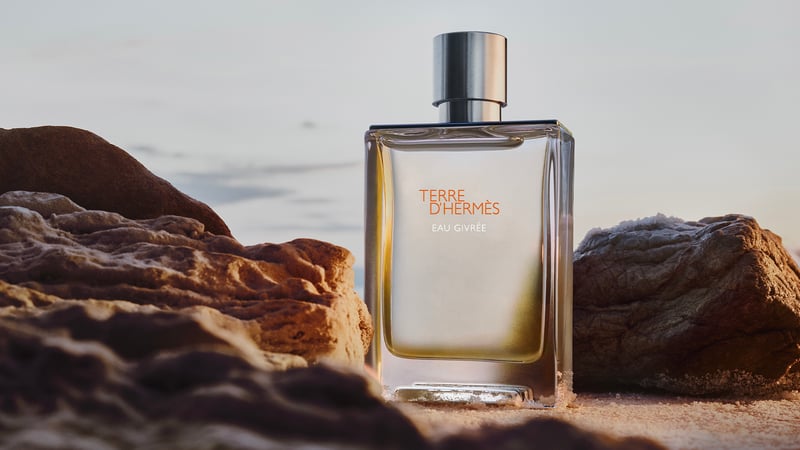 海辺に置かれたエルメスの新作香水