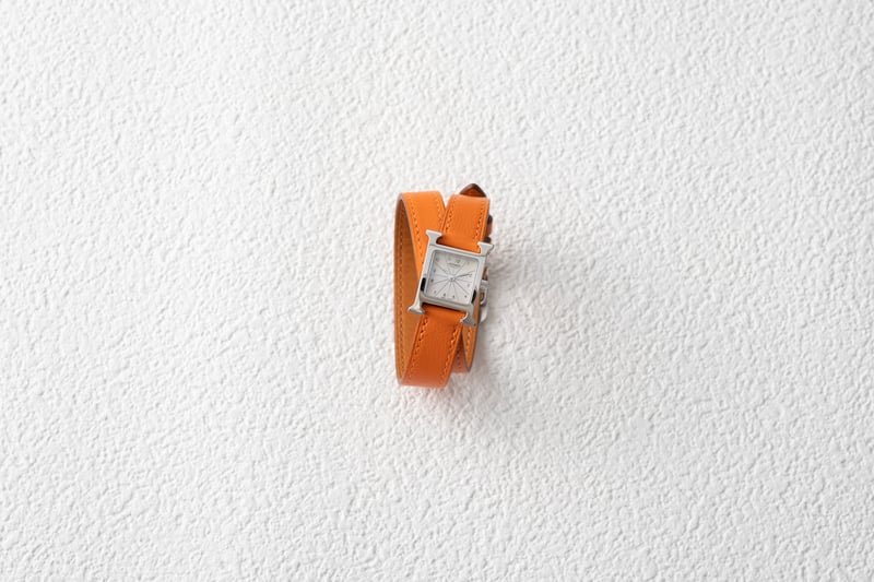 オレンジのレザーベルトを施した時計