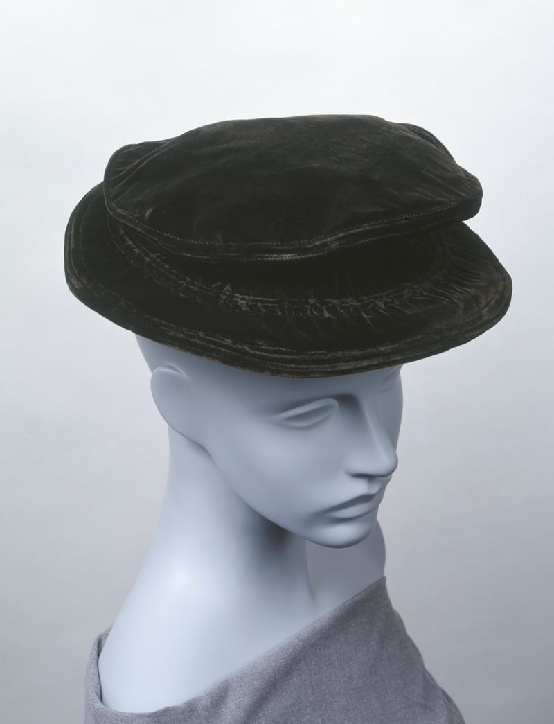 ココ・シャネルが製作した黒い帽子