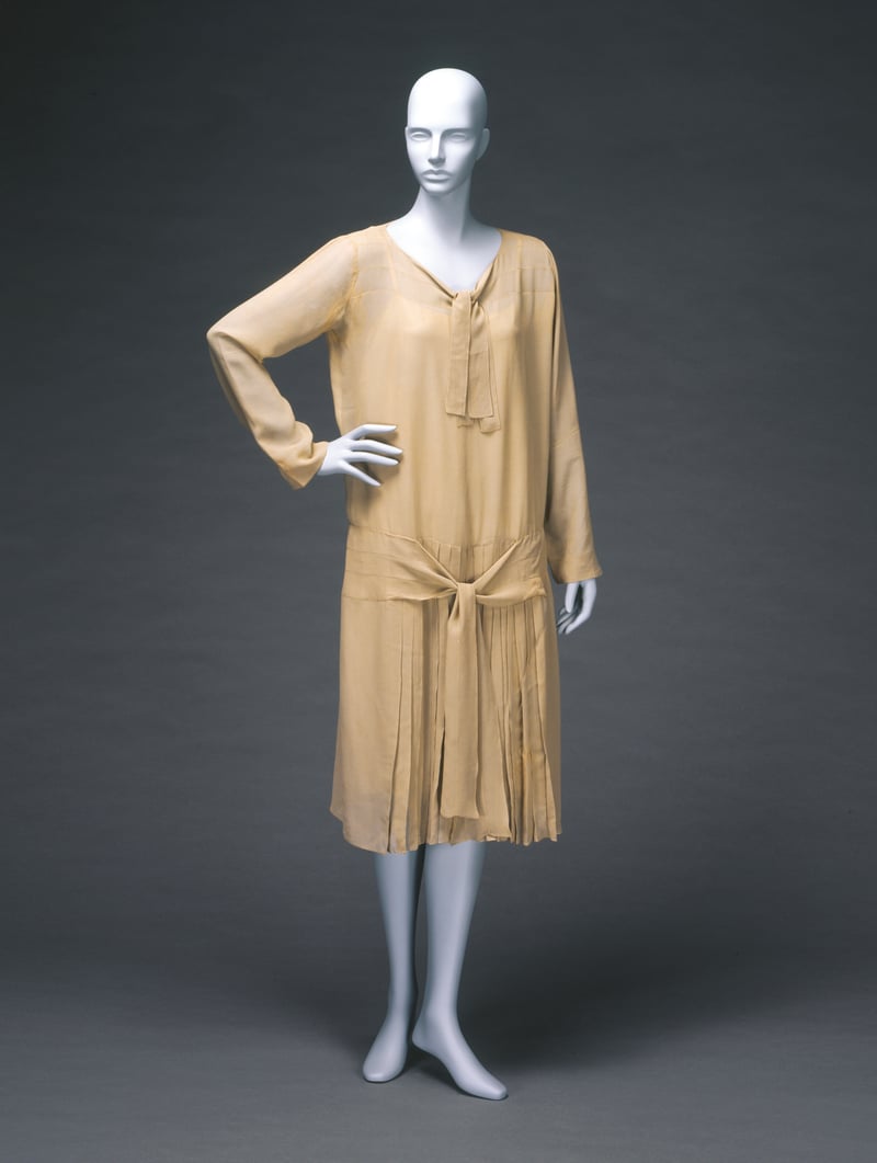 ココ・シャネルが製作したベージュのドレス