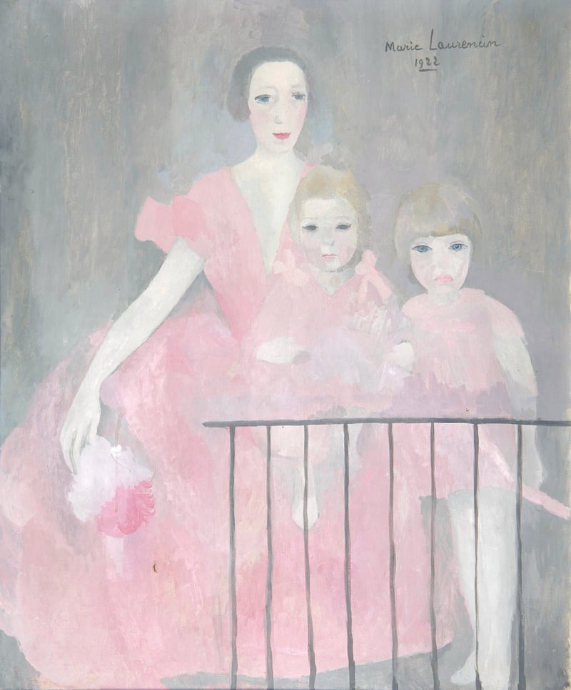 ピンクのドレスを着用した女性と2人の娘を描いた絵