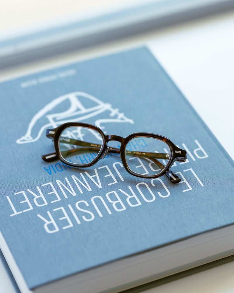 本の上の眼鏡
