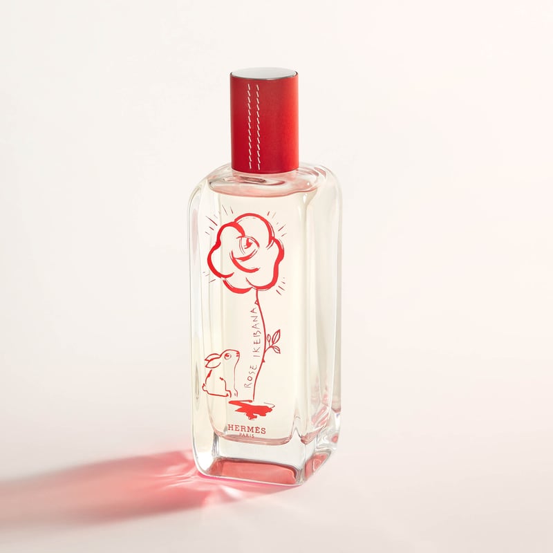 赤い花のイラストが描かれた香水のボトルの写真