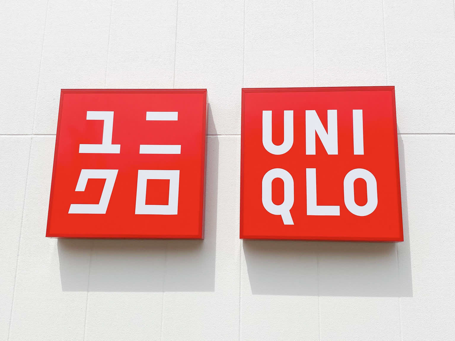 ユニクロの店頭ロゴ画像