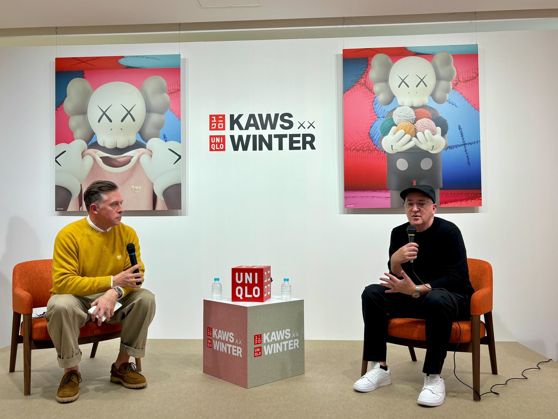 KAWSとグローバー・ニコラスUTマーケティング担当部長の画像