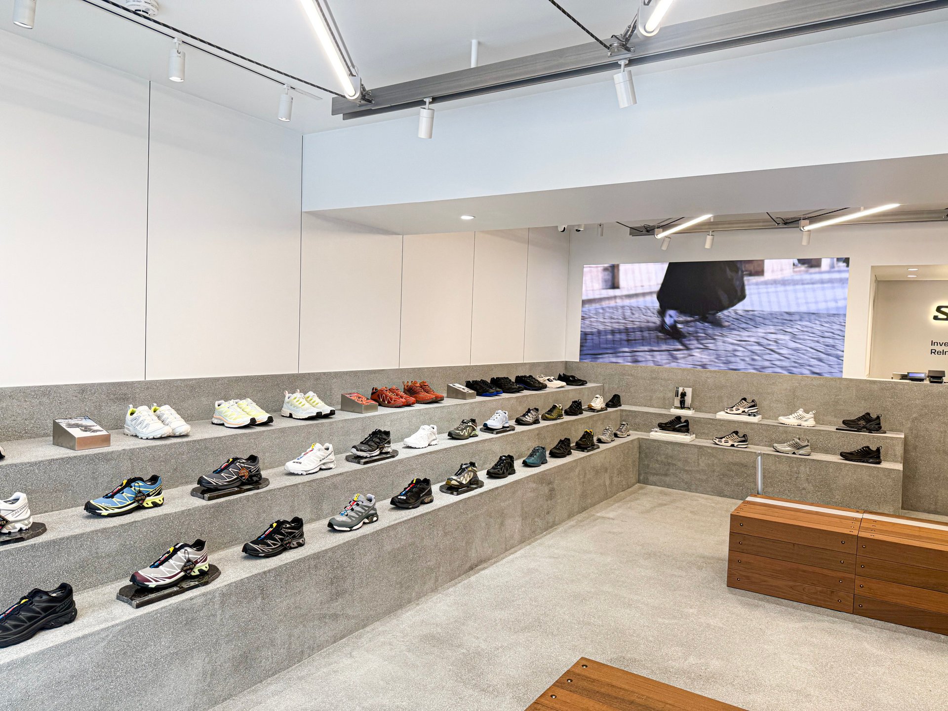 サロモンストア 南青山の店内