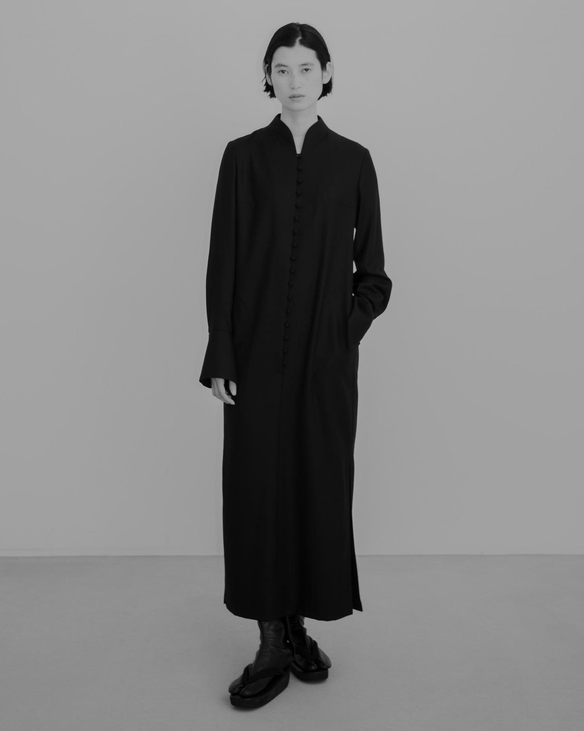 Mame Kurogouchi Basicsの2025年秋冬のルック画像