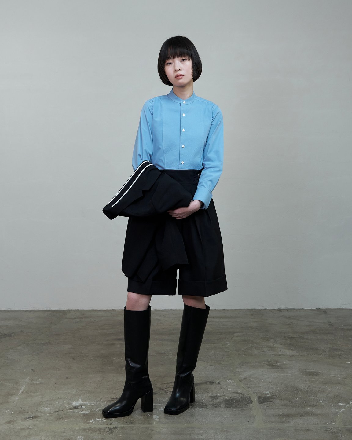 リラクスの洋服を着たモデル