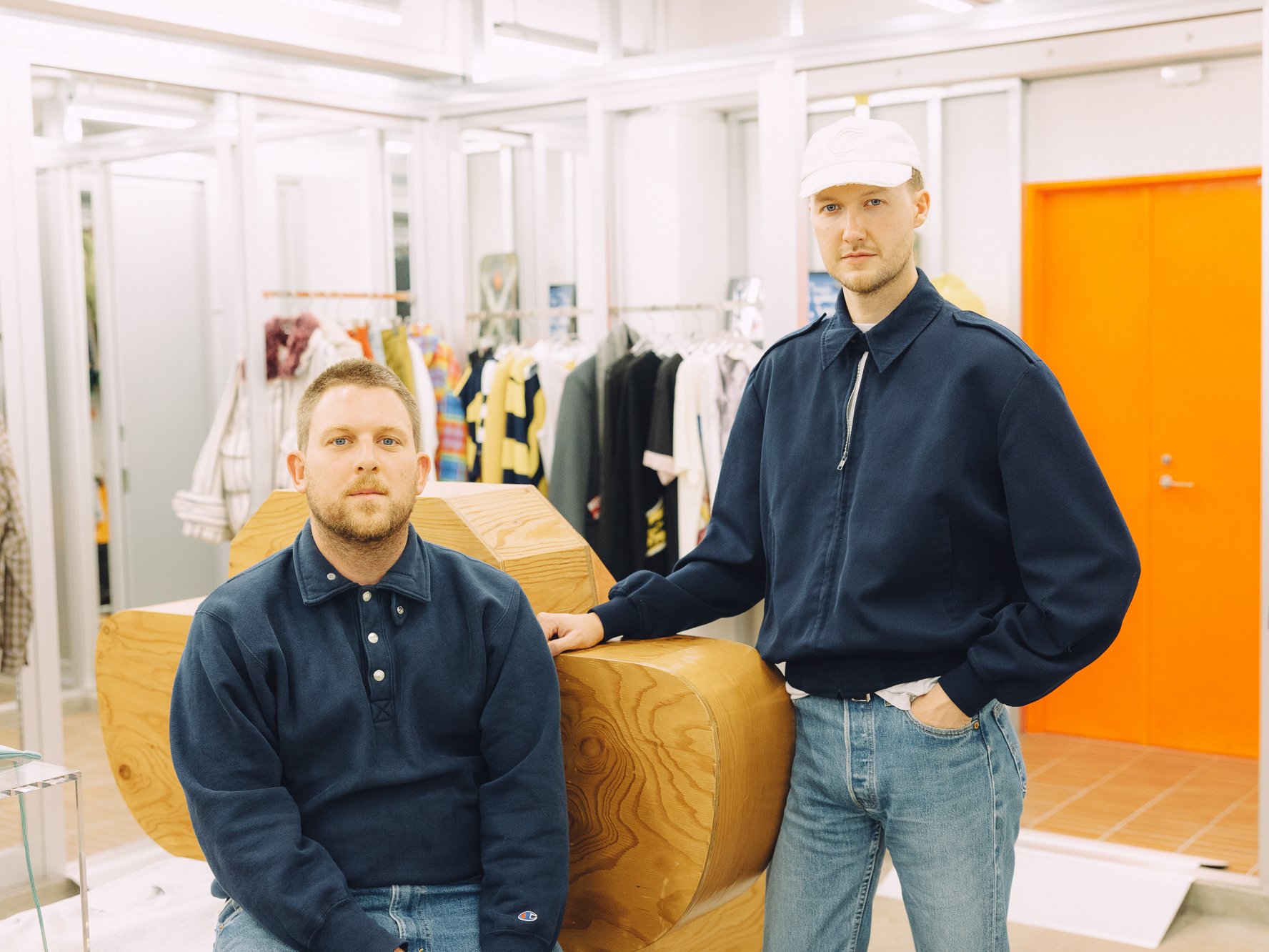 「ステファン クック」クリエイティブディレクターのジェイク・バートとステファン・クックのポートレート