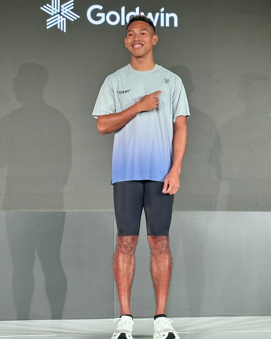 ゴールドウインとのアスリート契約締結会見に登壇したサニブラウン選手の画像