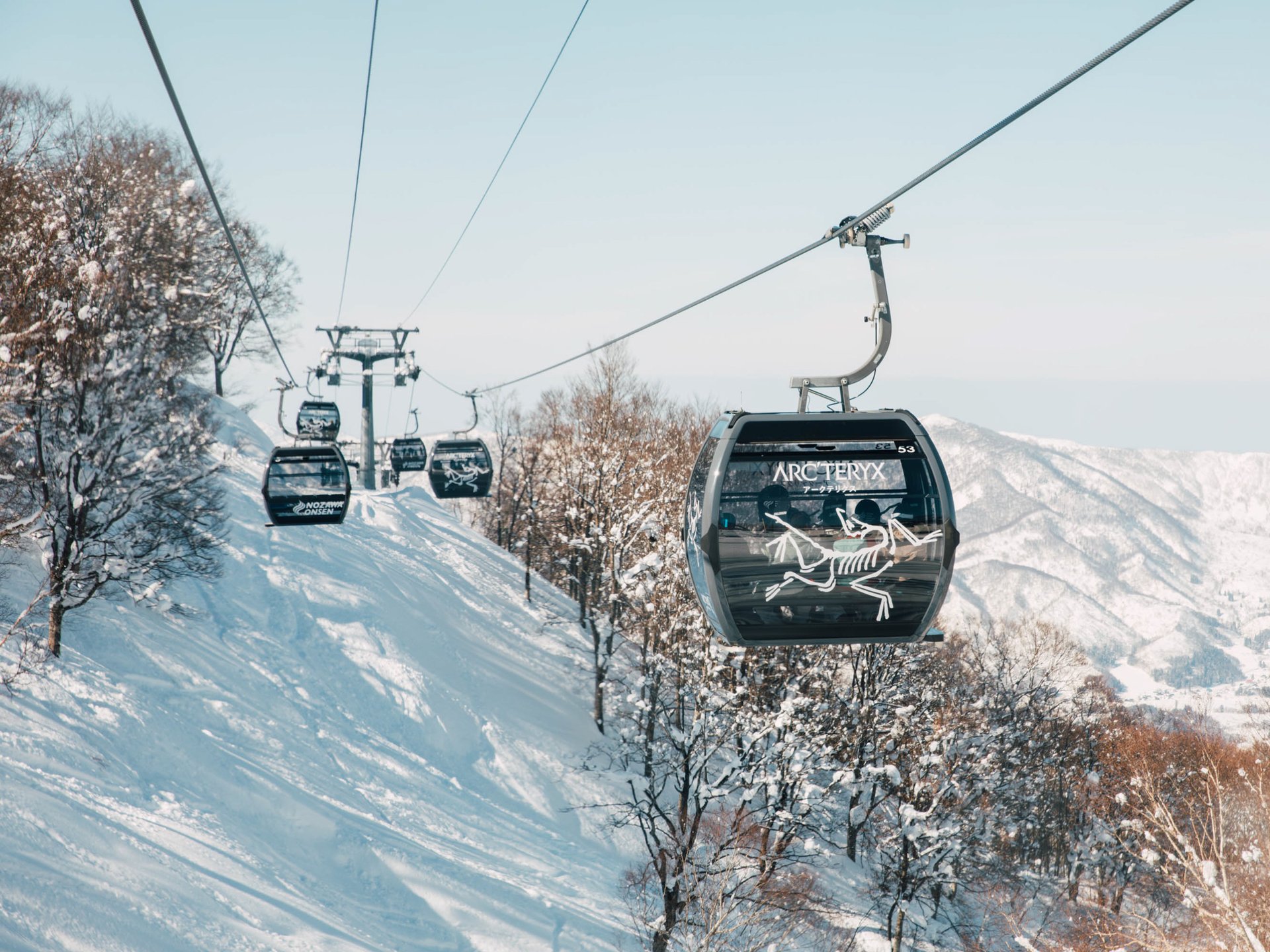 アークテリクス仕様の野沢温泉スキー場のゴンドラ画像