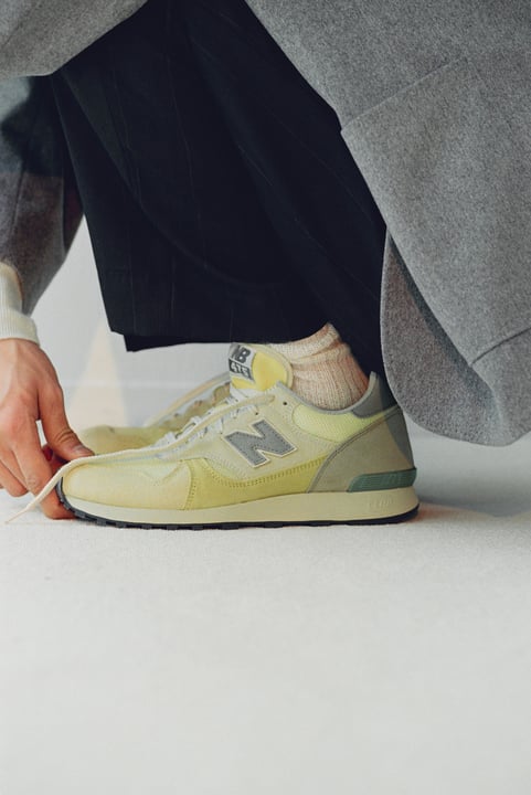 ニューバランスとオーラリーがコラボして発売するスニーカー「AURALEE × New Balance 475」